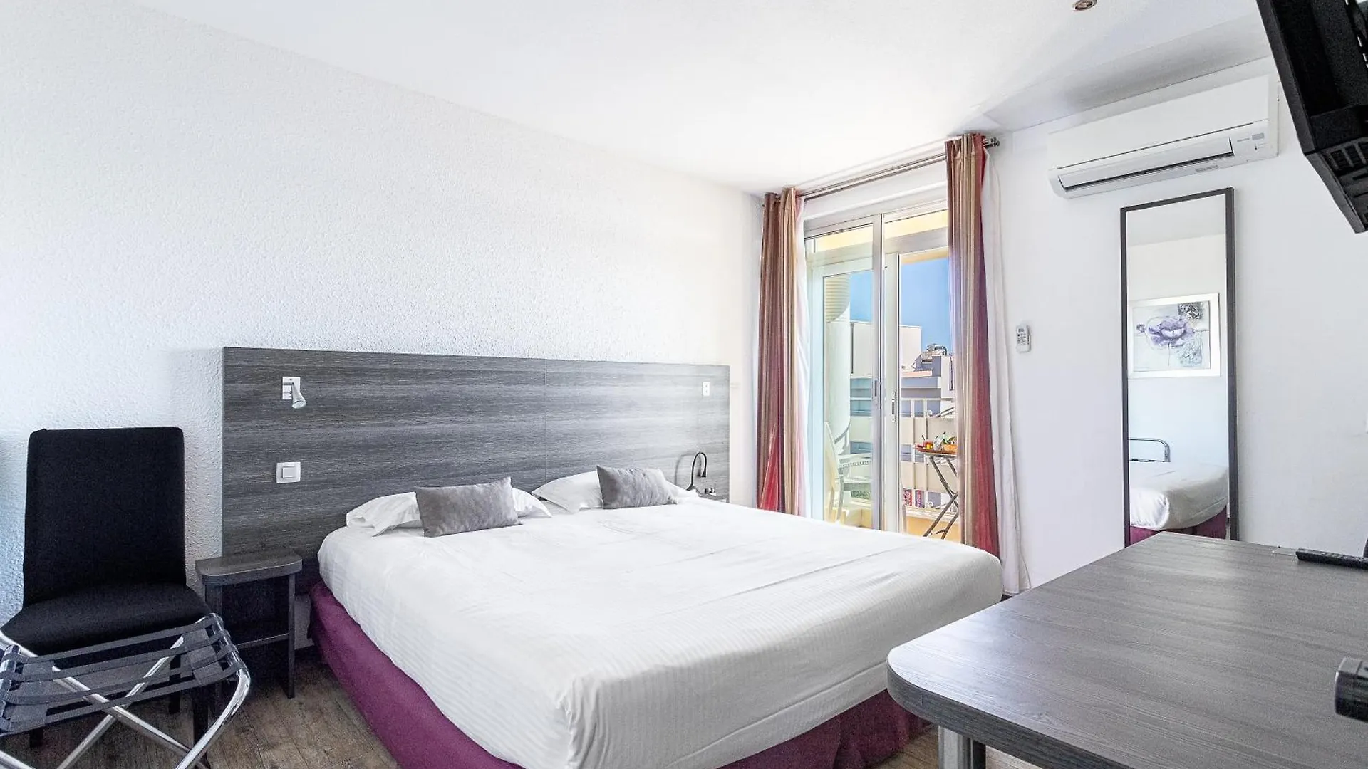 Hotel de la Baie Bandol 3*,  France